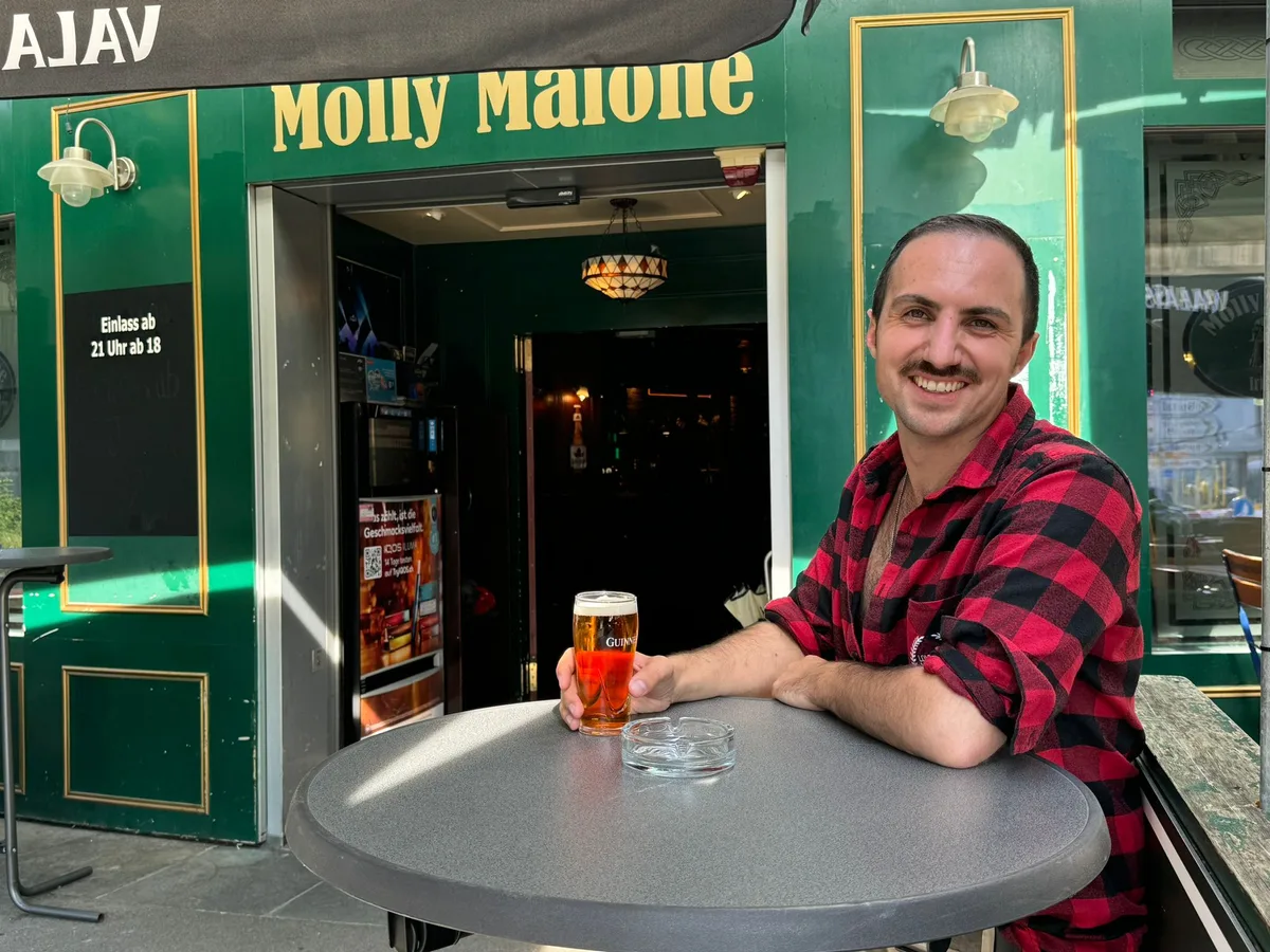 Pascal Item aus Rüti vor dem Molly Malone